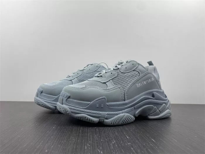 EP BLCG TRIPLE S SNEAKER 524039 W2FW1 4700 0115