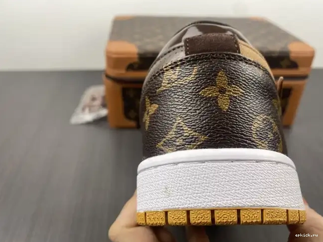 Rep EP AJ1 OW Off-Louis Jordan LOW x 1 Air 0210