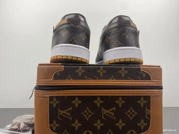 Rep EP AJ1 OW Off-Louis Jordan LOW x 1 Air 0210